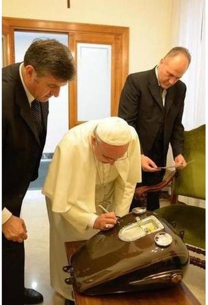 Il Papa firma il serbatoio della moto rendendola cos un pezzo unico
